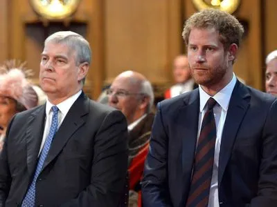 Принцы Гарри и Эндрю не получат юбилейные медали от Елизаветы II