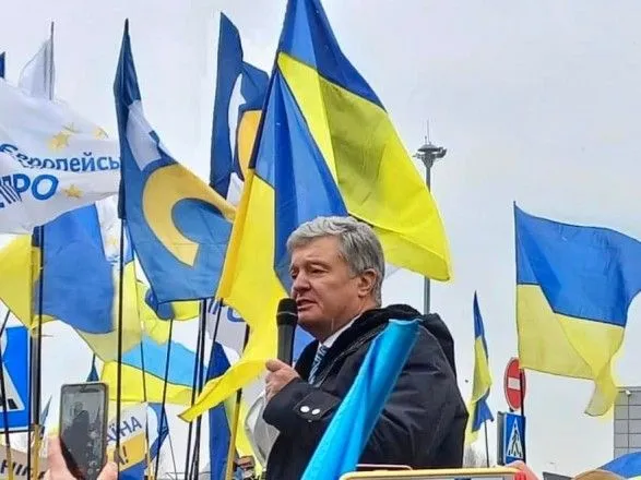 "Разыгрывает роль бойца и жертвы": СМИ проанализировали приезд Порошенко в Украину