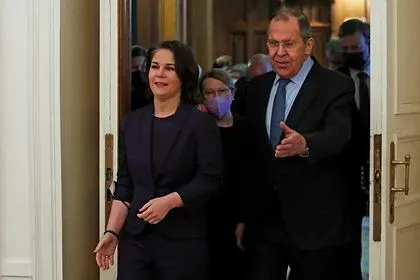 Голова МЗС ФРН Бербок приїхала до Москви: хоче обговорити теми, що "кидають тінь" на відносини з РФ