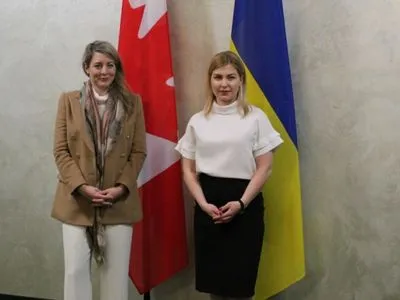 Стефанішина обговорила з главою МЗС Канади посилення військової допомоги Україні