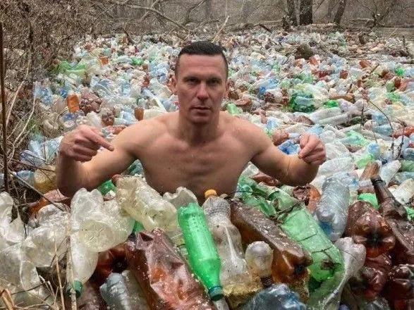 Хотел показать проблему загрязненности водоемов: экоактивист на Крещение погрузился в реку с мусором