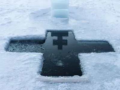 Купання на Водохреще: на Івано-Франківщині чоловік провалився під лід та травмувався