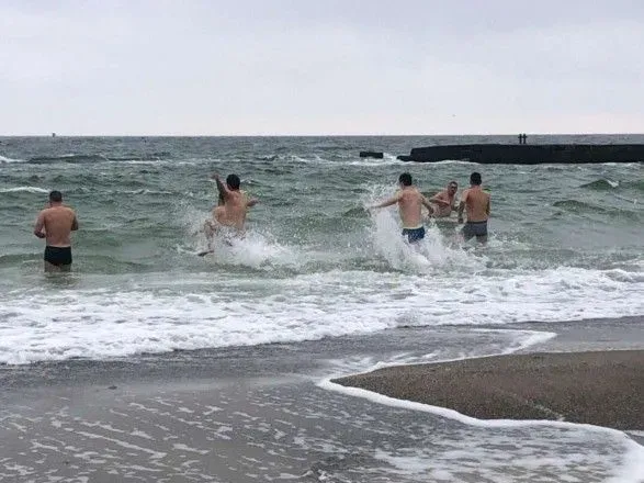 Более 7 тысяч человек совершили крещенское купание на пляжах Одессы