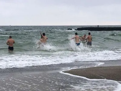 Понад 7 тисяч людей здійснили водохресне купання на пляжах Одеси