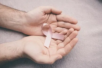 Мужчины тоже болеют раком груди: врачи рассказали о причинах, диагностике и лечении болезни