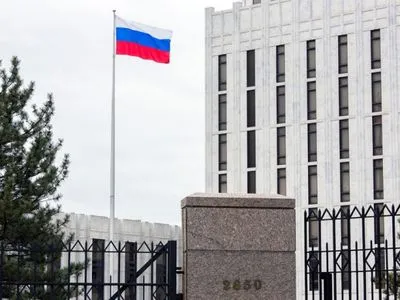 Посольство Росії закликало США не постачати зброю в Україну