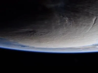 Закрыл солнце: пепел от вулкана в Тонге показали из космоса