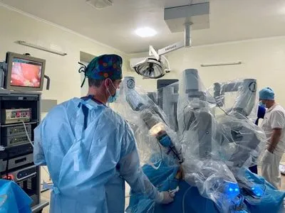 Впервые в Украине: врачи прооперировали пищевод с помощью робота-хирурга