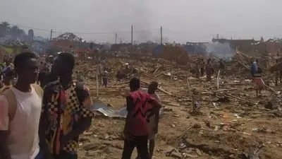 Огромный взрыв прогремел в Гане после того, как автомобиль с шахтерской взрывчаткой врезался в мотоцикл