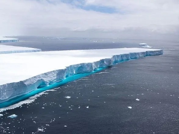 aysberg-monstr-skinuv-v-okean-velichezniy-obsyag-prisnoyi-vodi-scho-kazhut-ucheni
