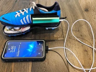 В США подросток создал обувь, которая может заряжать смартфон во время ходьбы