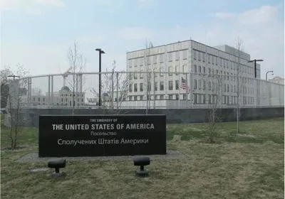 ЗМІ: Держдепартамент США розпорядився з понеділка розпочати евакуацію сімей своїх дипломатів з України