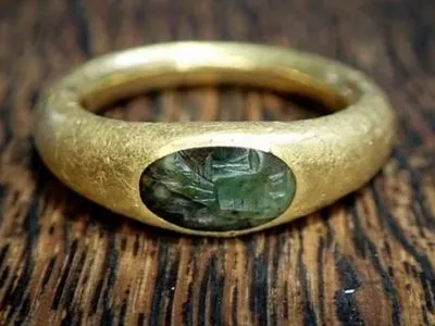 Мужчина обнаружил в своем дворе кольцо времен Римской империи