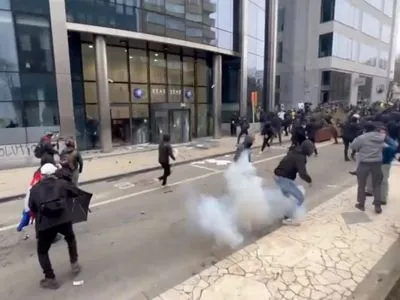 Многотысячный протест из-за Covid-ограничений в Брюсселе: начались столкновения, полиция применила слезоточивый газ и водометы