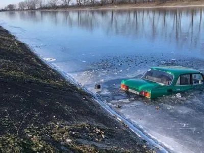 Машина з'їхала в замерзлий магістральний канал: на Херсонщині поліцейські врятували 82-річного чоловіка