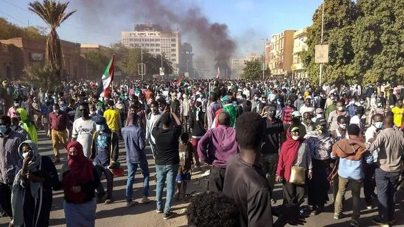 novi-protesti-proti-perevorotu-v-sudani-dvokh-osib-poraneno-politsiya-zastosuvala-slozoginniy-gaz
