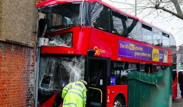 В Лондоне двухэтажный автобус с детьми врезался в дом, есть пострадавшие