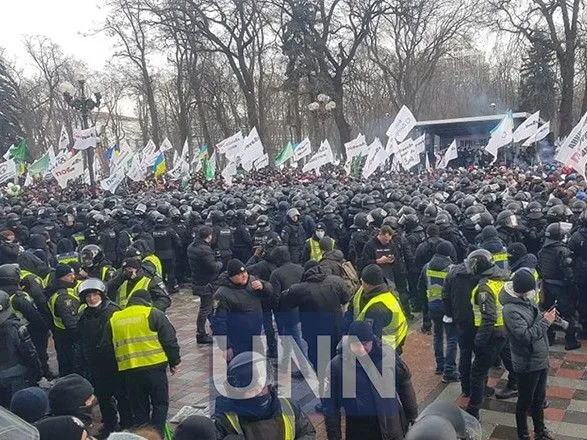 Участники акции протеста ФОПов попытались прорваться в Раду