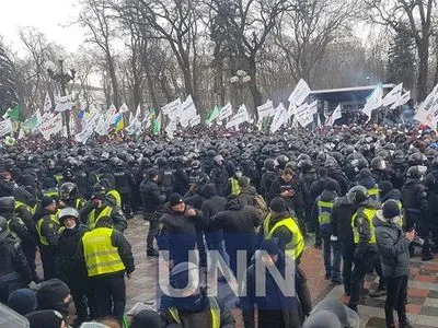 Участники акции протеста ФОПов попытались прорваться в Раду