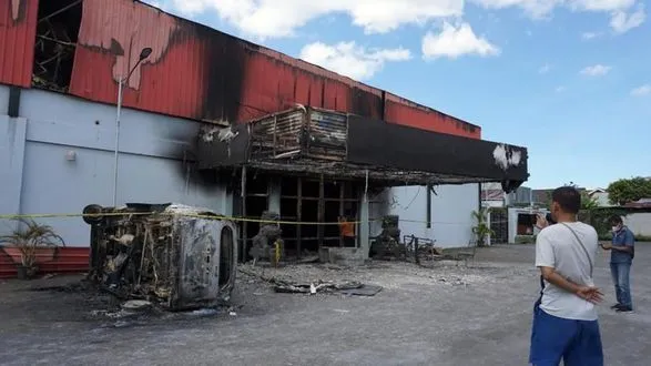 По меньшей мере 19 человек погибли при пожаре в караоке-баре в Индонезии
