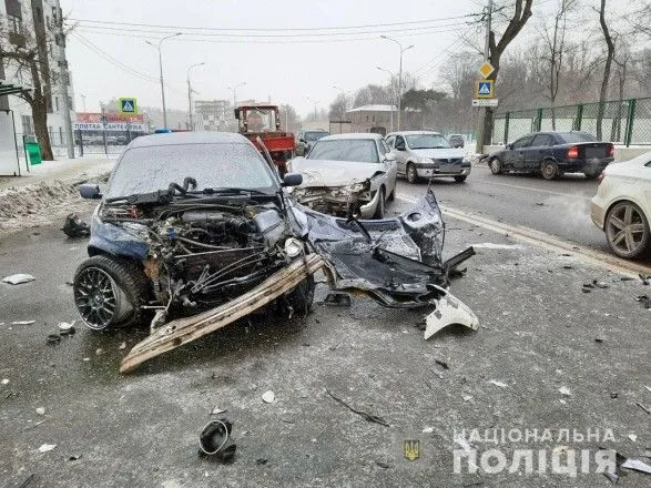 zishtovkhnulis-tri-avtomobili-u-kharkovi-politseyska-na-bmw-viyikhala-na-zustrichku