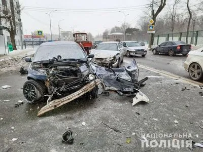 Столкнулись три автомобиля: в Харькове полицейская на BMW выехала на встречку