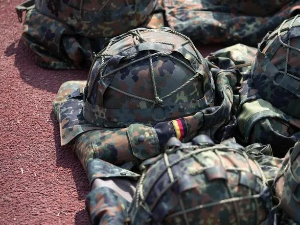 Германия поставит Украине 5 тысяч военных касок - министр обороны