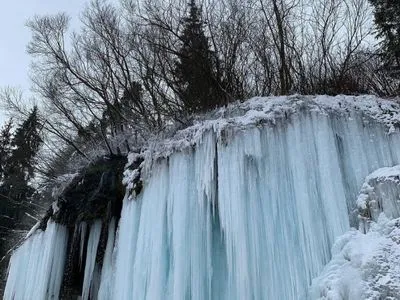Рідкісне явище: замерзлий водоспад у Румунії викликав ажіотаж у туристів