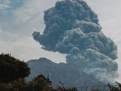 Стовп диму та попелу: в Японії "прокинувся" вулкан Сакура-дзіма