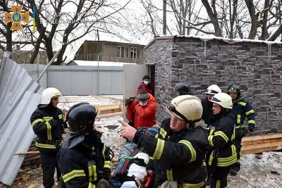 Робітник, який постраждав від обвалення стіни в Одесі, помер у швидкій