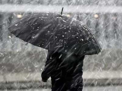 Мокрий сніг і місцями штормовий вітер: прогноз погоди на сьогодні