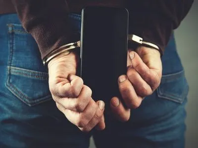 У Чехії чоловік вкрав два телефони, але загубив свій і повідомив про це поліцейським