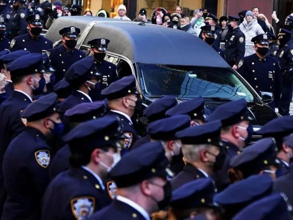 У Нью-Йорку застрелили двох поліцейських, які прибули на виклик про домашнє насильство, попрощатися прийшли тисячі офіцерів