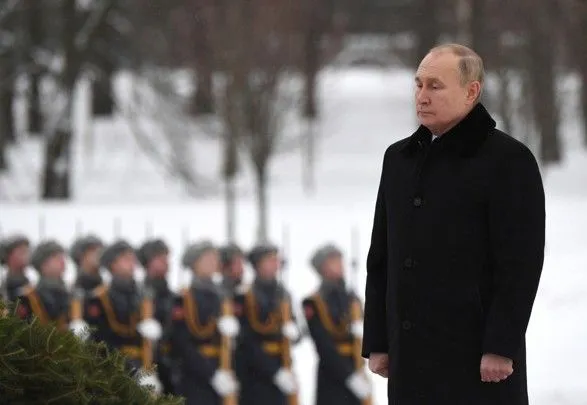 Для Путіна дезінфікували сніг на кладовищі, де він покладав квіти