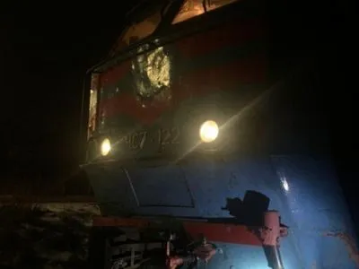 Пассажирский поезд насмерть сбил двух человек: открыто производство