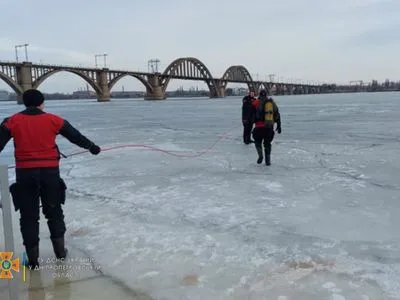 Хотели искупаться: в Днепре двое подростков провалились под лед, один утонул