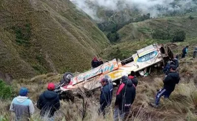 В Боливии пассажирский автобус сорвался в овраг: погибли по меньшей мере 11 человек