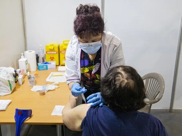 Україна вакцинувала бустером від COVID-19 вже близько 340 тис. людей