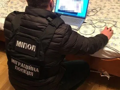 В Одесі 24-річну жінку підозрюють у “виготовленні порно”