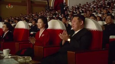 Лидер КНДР Ким Чен Ын впервые за 5 месяцев появился на публике с женой