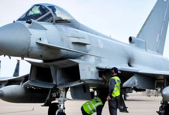 Британия подняла в воздух истребители после обнаружения неопознанного самолета