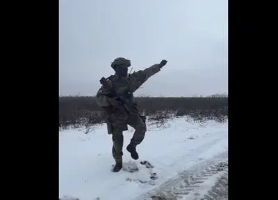 Под трек Уитни Хьюстон: сеть покорило видео с зажигательным танцем украинского военного