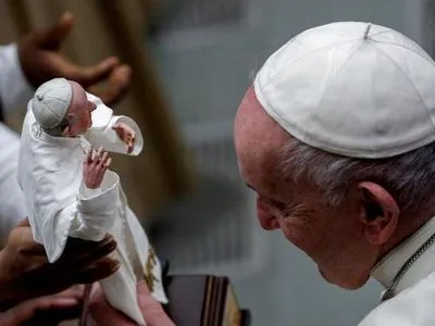 Папі Франциску подарували його лялькову копію