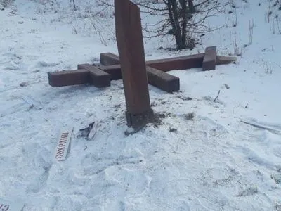 Под Киевом вандалы ради развлечения разрушили памятный крест