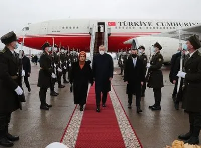 Традиційно: Ердоган привітався з почесною вартою у Києві гаслом "Слава Україні"