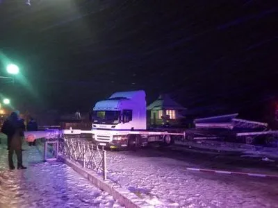Под Ровно пассажирский поезд столкнулся с грузовиком: есть пострадавший