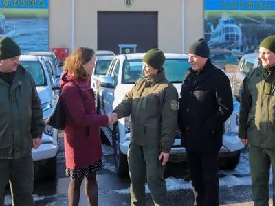 США передали украинским пограничникам 40 грузовиков