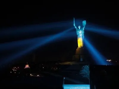 В Киеве Родину-мать подсветили сине-желтыми цветами