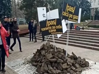 Висипали купу гною перед будівлею парламенту: у Молдові мітингували проти підвищення цін на газ