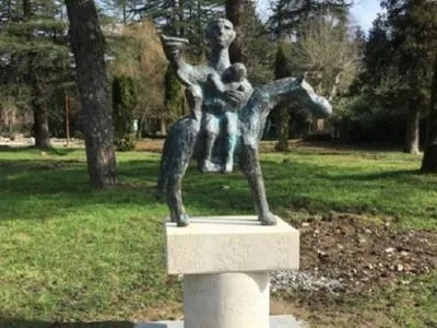 У Грузії території музею вкрали бронзову скульптуру богині